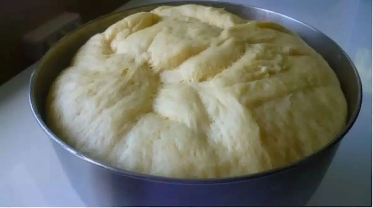 Nie wyrzucaj mąki z przepisu! Ta magiczna receptura na ciasto drożdżowe odmieni Twoje wypieki