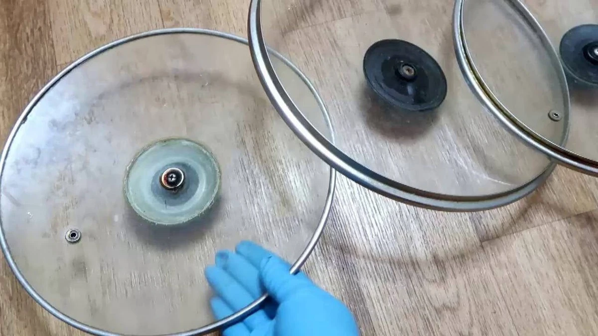 Szybkie czyszczenie pokrywek patelni: metoda na tłuszcz z użyciem zmywaka i dwóch kuchennych składników