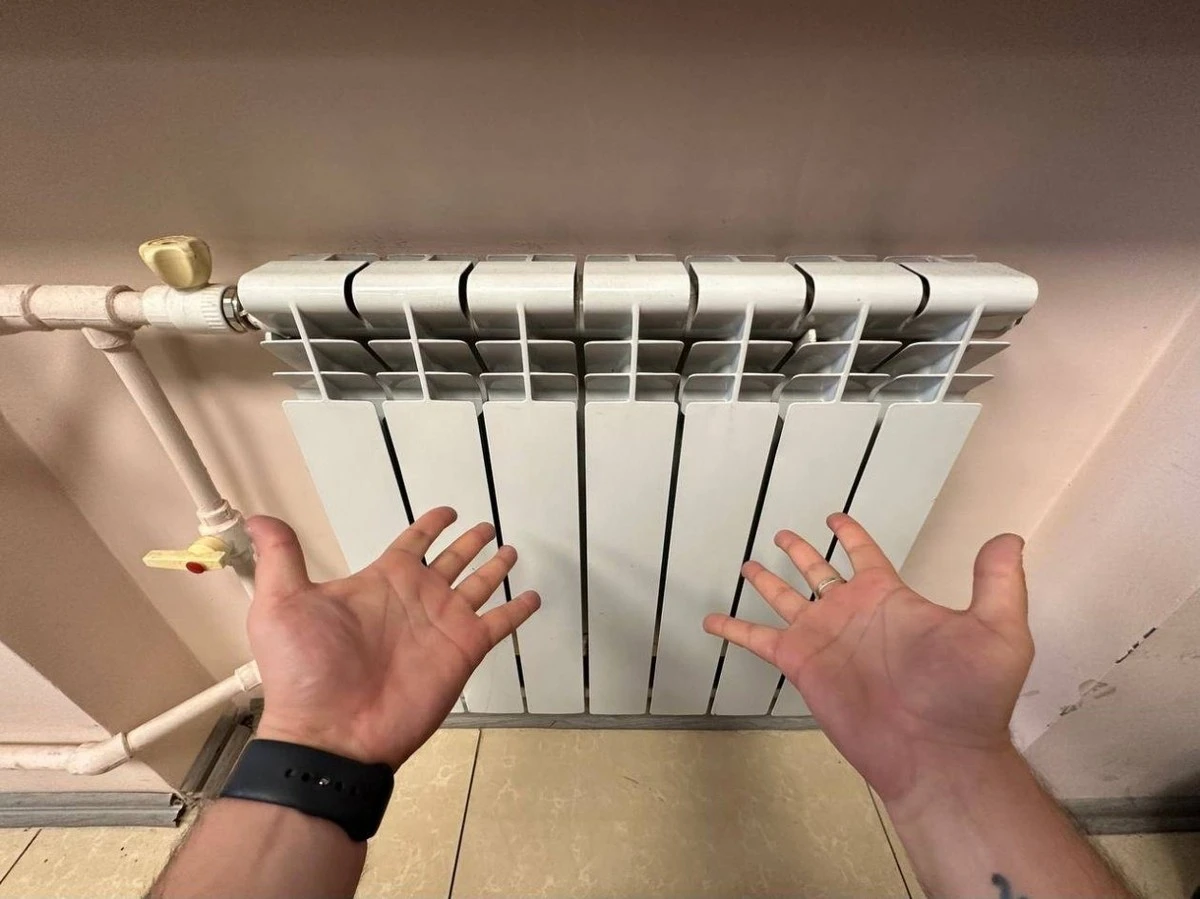 Po co pakować to za grzejnikiem zimą? Ten prosty trik z folii sprawi, że w domu będzie o 3 stopnie cieplej w mgnieniu oka. Wydatki na ogrzewanie spadną!