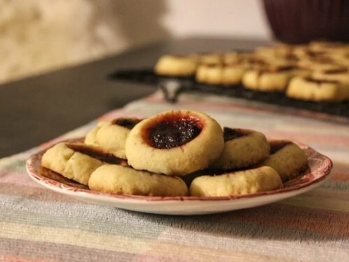 Sekret babcinego zeszytu: Kruche ciasto ze śliwkowym dżemem, które znika w mgnieniu oka - image 1