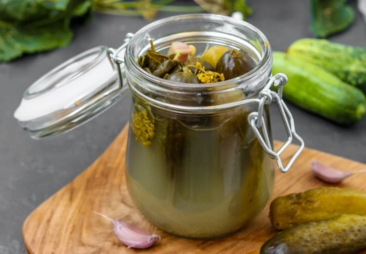 Sekret wiejskiej gospodyni: tyle dni kiszą się ogórki, by były idealnie chrupiące - image 1