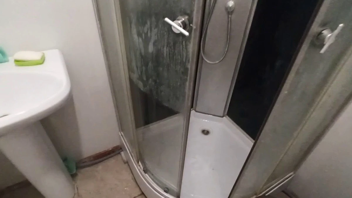 Kabina prysznicowa jak nowa: 2 łyżki kwasku cytrynowego przywrócą jej blask bez szorowania