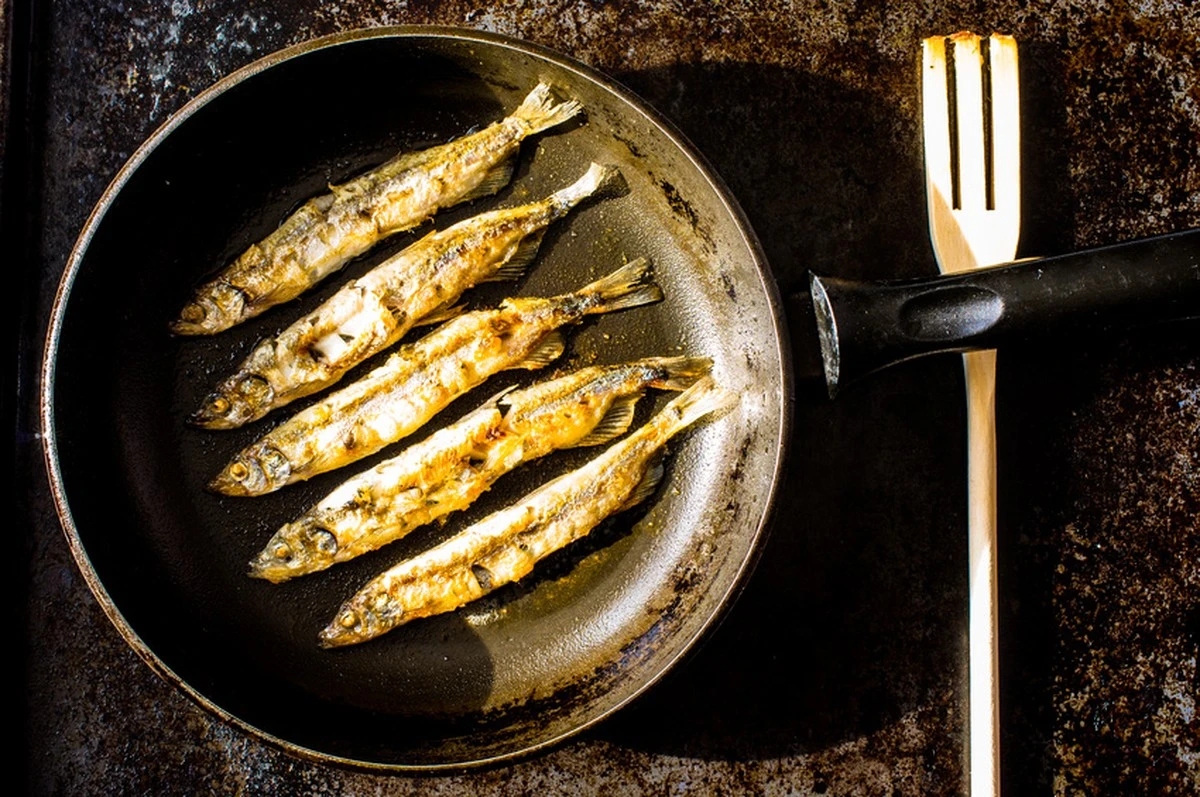 Sekret kucharek: Jak usmażyć rybę bez zapachu w całym domu - image 1