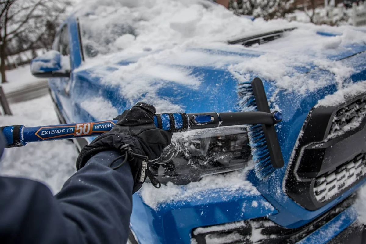 Inteligentny nawyk kierowców: dlaczego kopanie lodu z kół to zły pomysł i jak to robić bezpiecznie - image 1