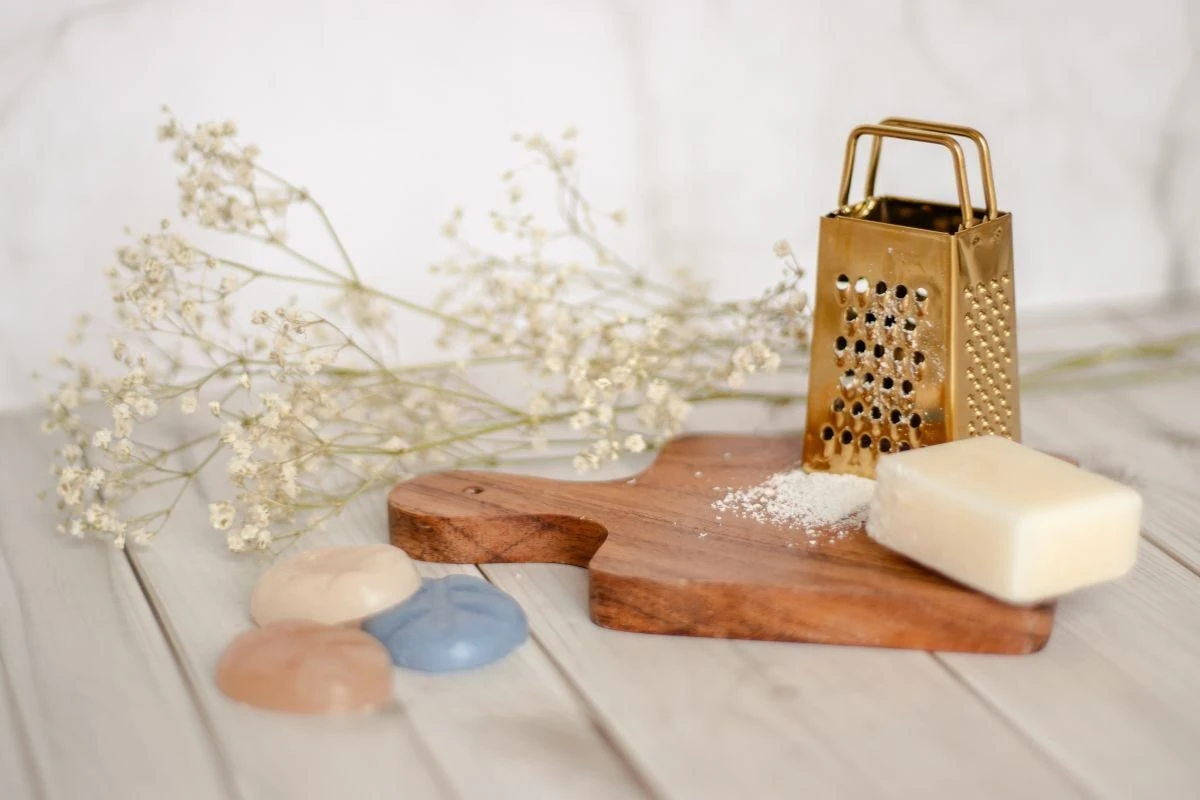 Jak mama mojego męża pozbyła się drogich świec? Ten domowy sekret pachnie lepiej i dłużej. - image 1