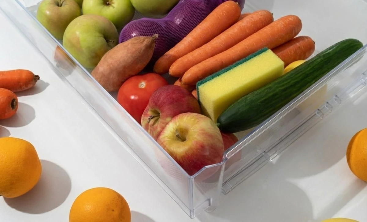 Gąbka w lodówce? Genialny trik teściowej, który rozwiązał mój problem z zapachami i wilgocią