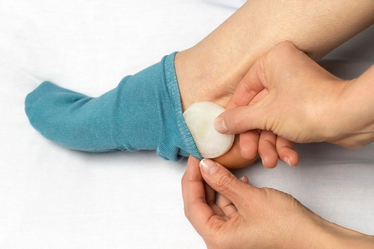 Зачем кладут лук в носки и как микроволновка чистит белье: странные, но рабочие лайфхаки - image 1