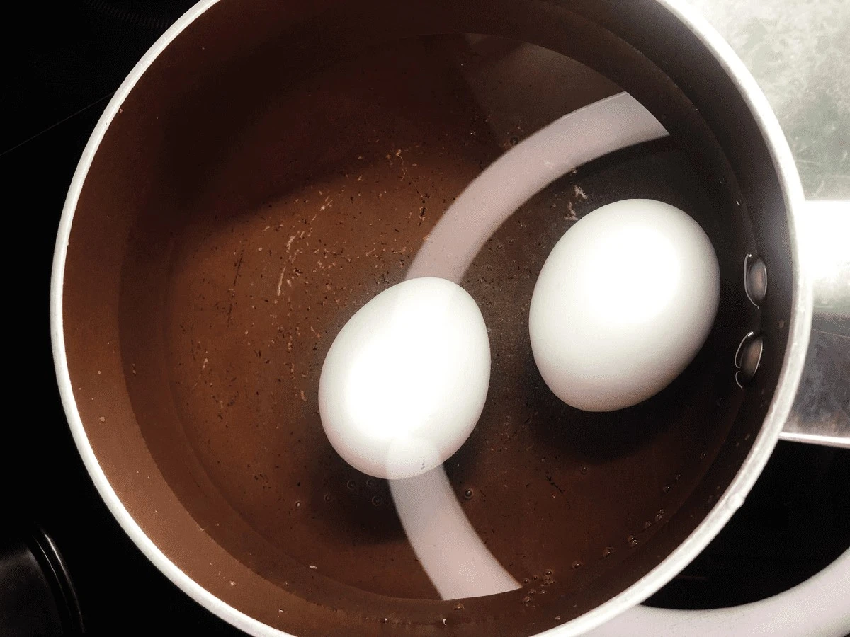 Po tym, jak ugotujesz jajka, nigdy więcej nie zalewaj ich lodowatą wodą. Jeden zaskakujący powód