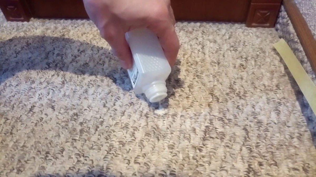 Szminka i wazelina uratują Twój dywan. Jak ekspresowo pozbyć się gumy do żucia