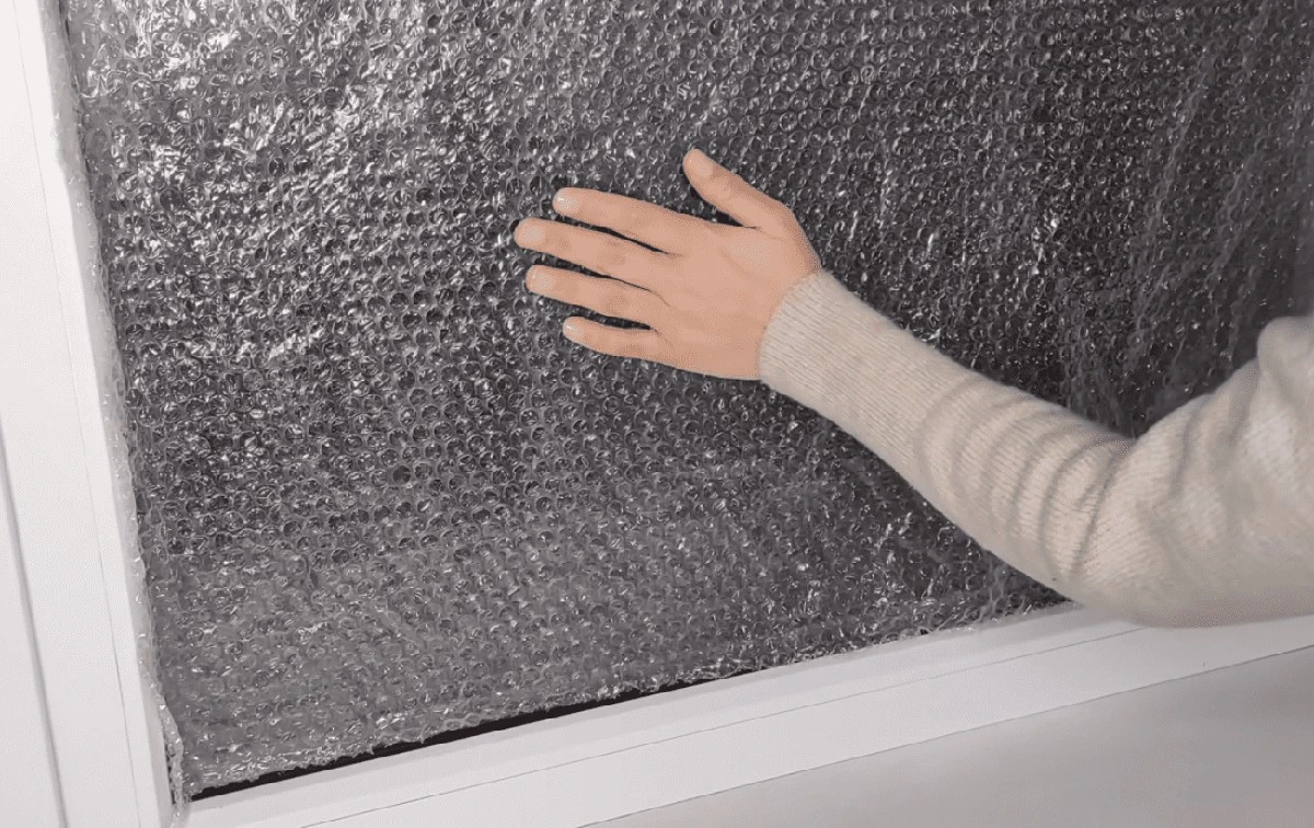 Używasz folii bąbelkowej do pakowania? Odkryj jej sekretną moc: ocieplanie okien bez wiercenia