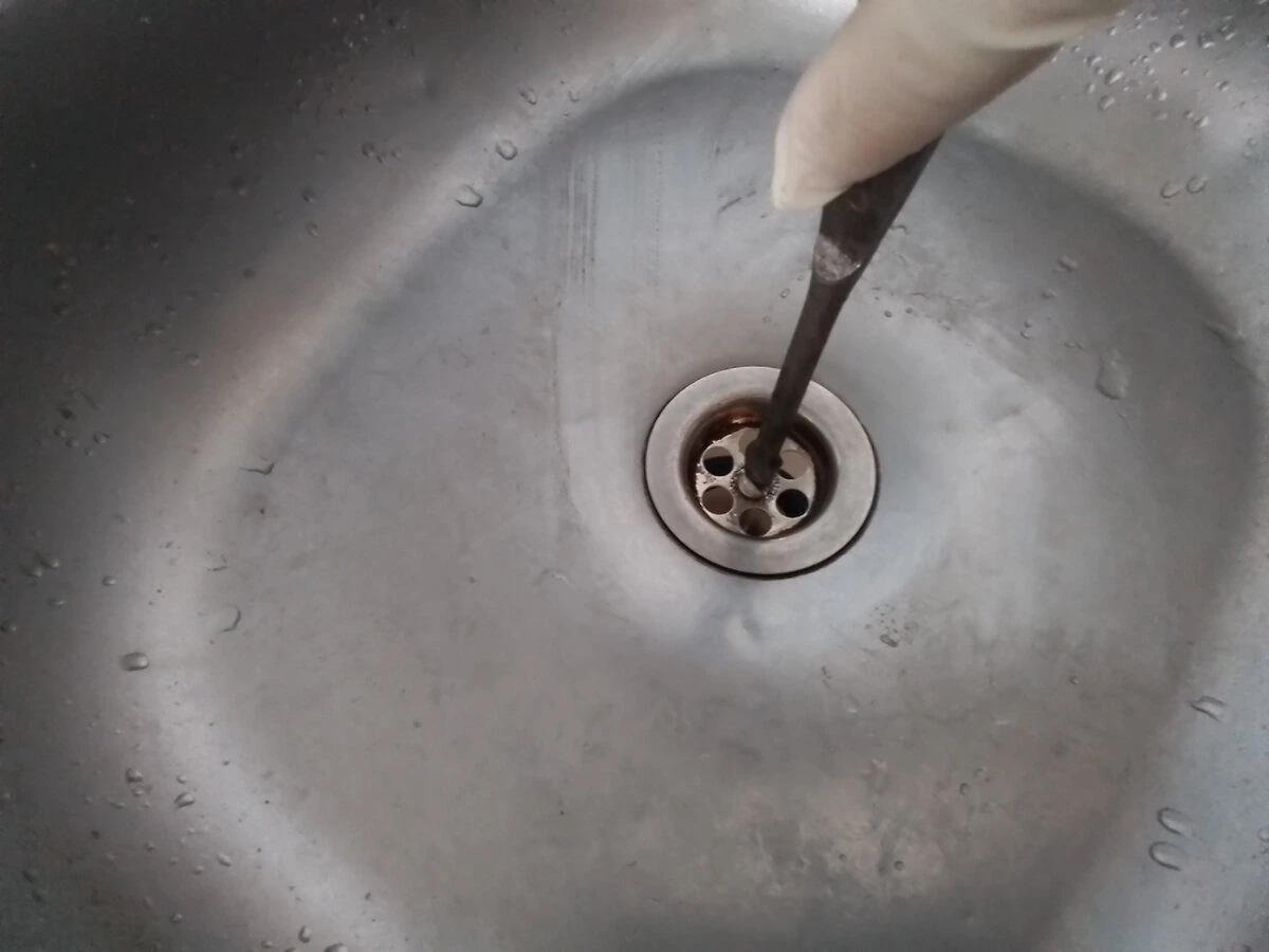 Popularna metoda udrażniania rur zawodzi w 9 na 10 przypadków: błąd, który popełnia prawie każdy