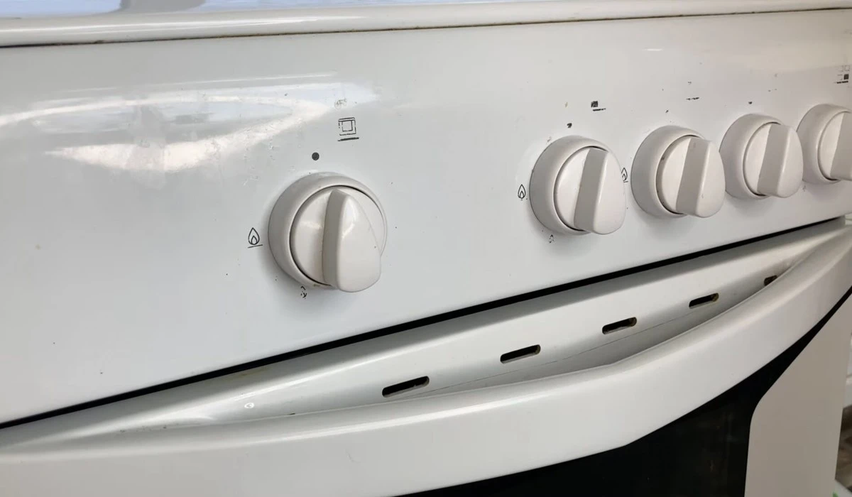 Jak wyczyścić pokrętła kuchenki w 3 minuty bez ich zdejmowania. Tłuszcz znika bez śladu.