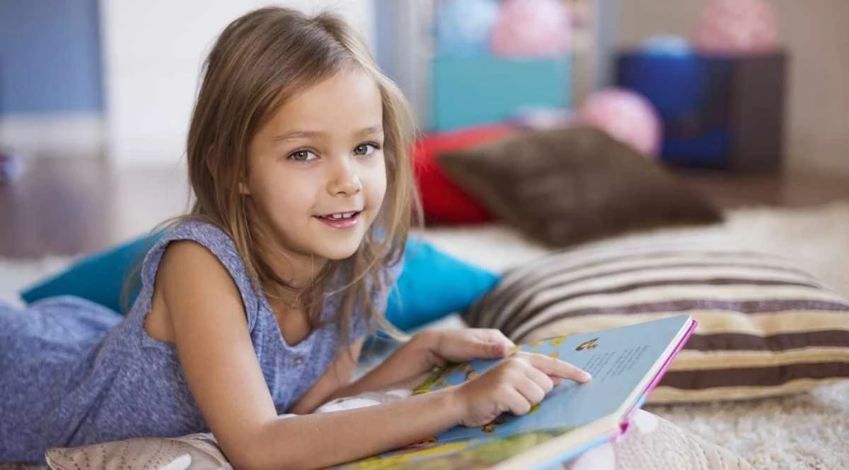 Od przewijania do papieru: 5 kluczy do odzyskania nawyku czytania w erze cyfrowego rozproszenia