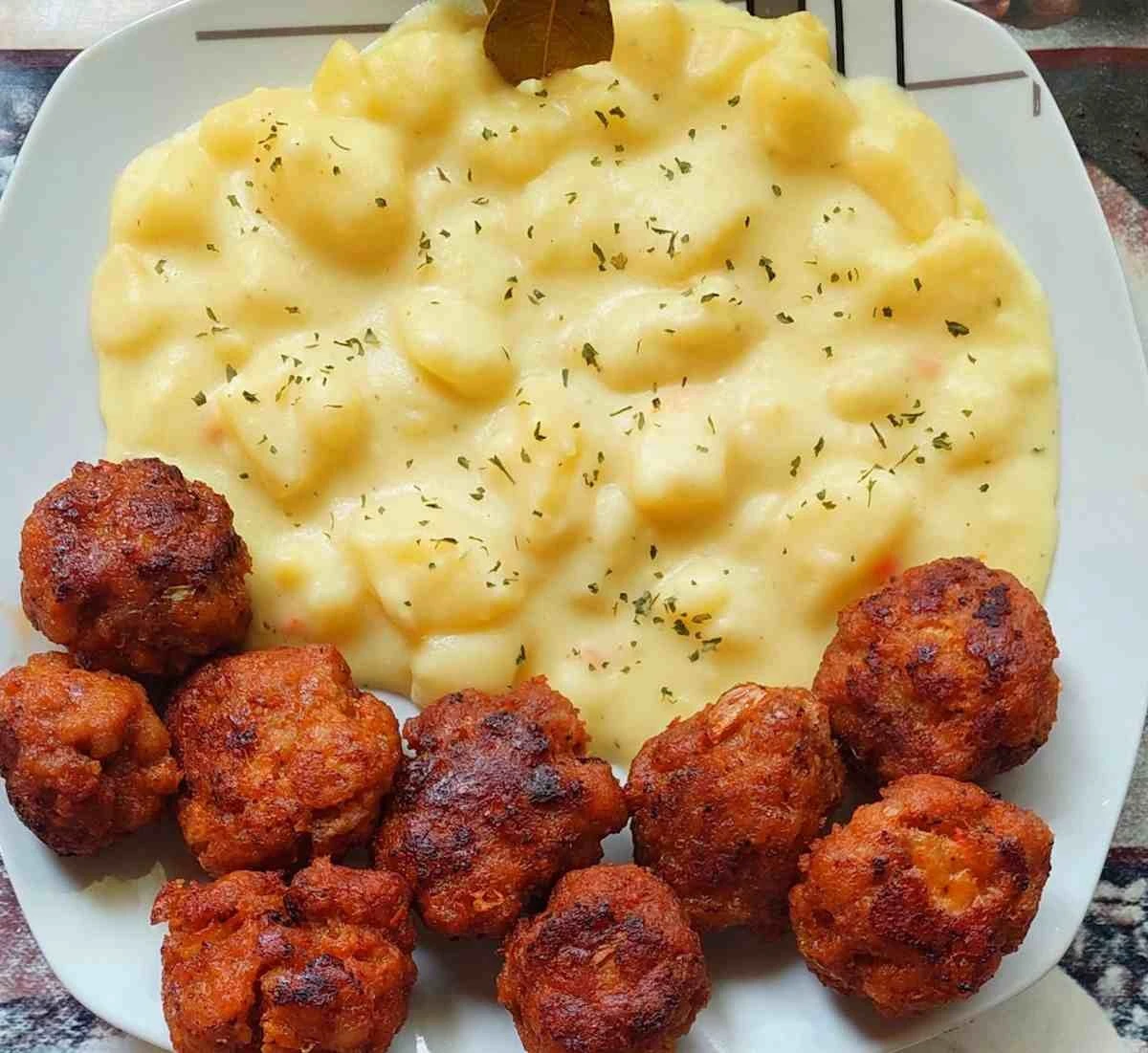 Nigdy więcej pustki w lodówce: przepis na śmietanowy gulasz ziemniaczany z kotletami mielonymi ratuje każdy obiad