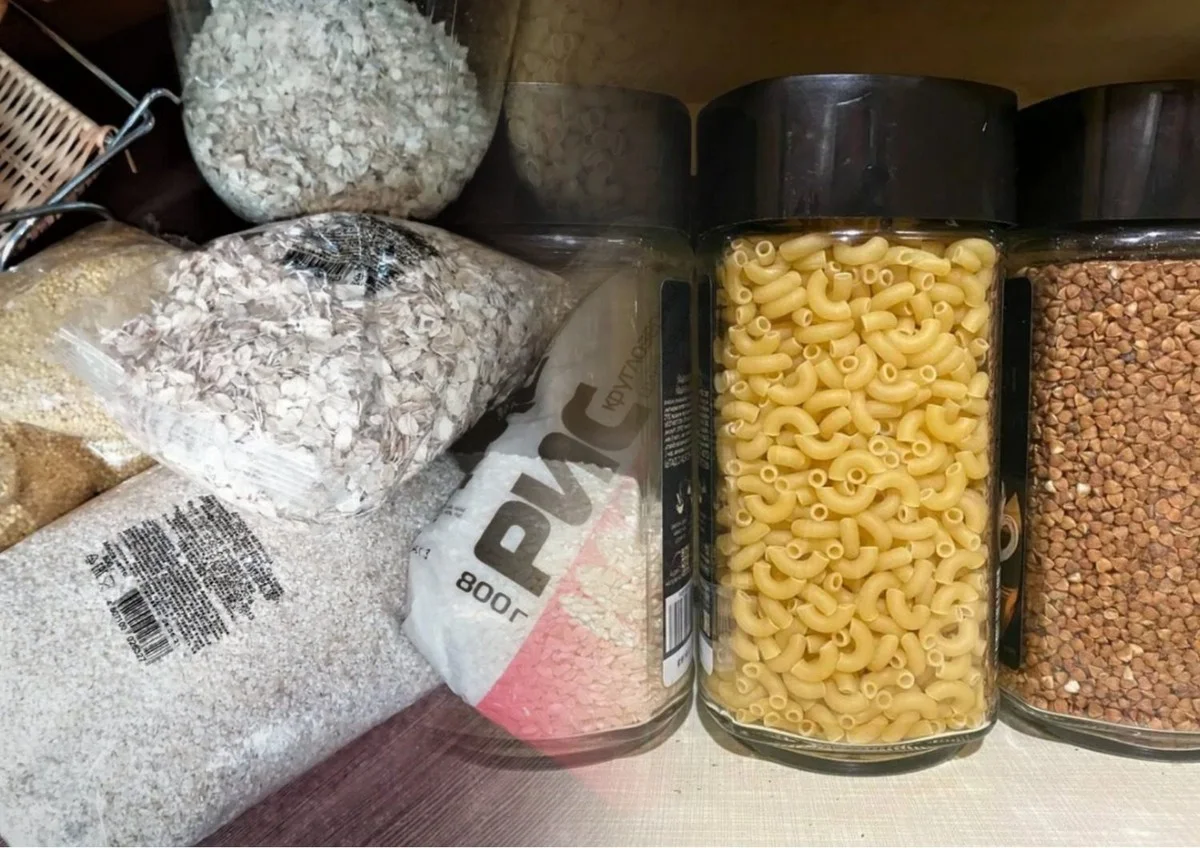 75% gospodyń przechowuje kasze w tym miejscu – i to błąd. Oto dlaczego pojawiają się mole