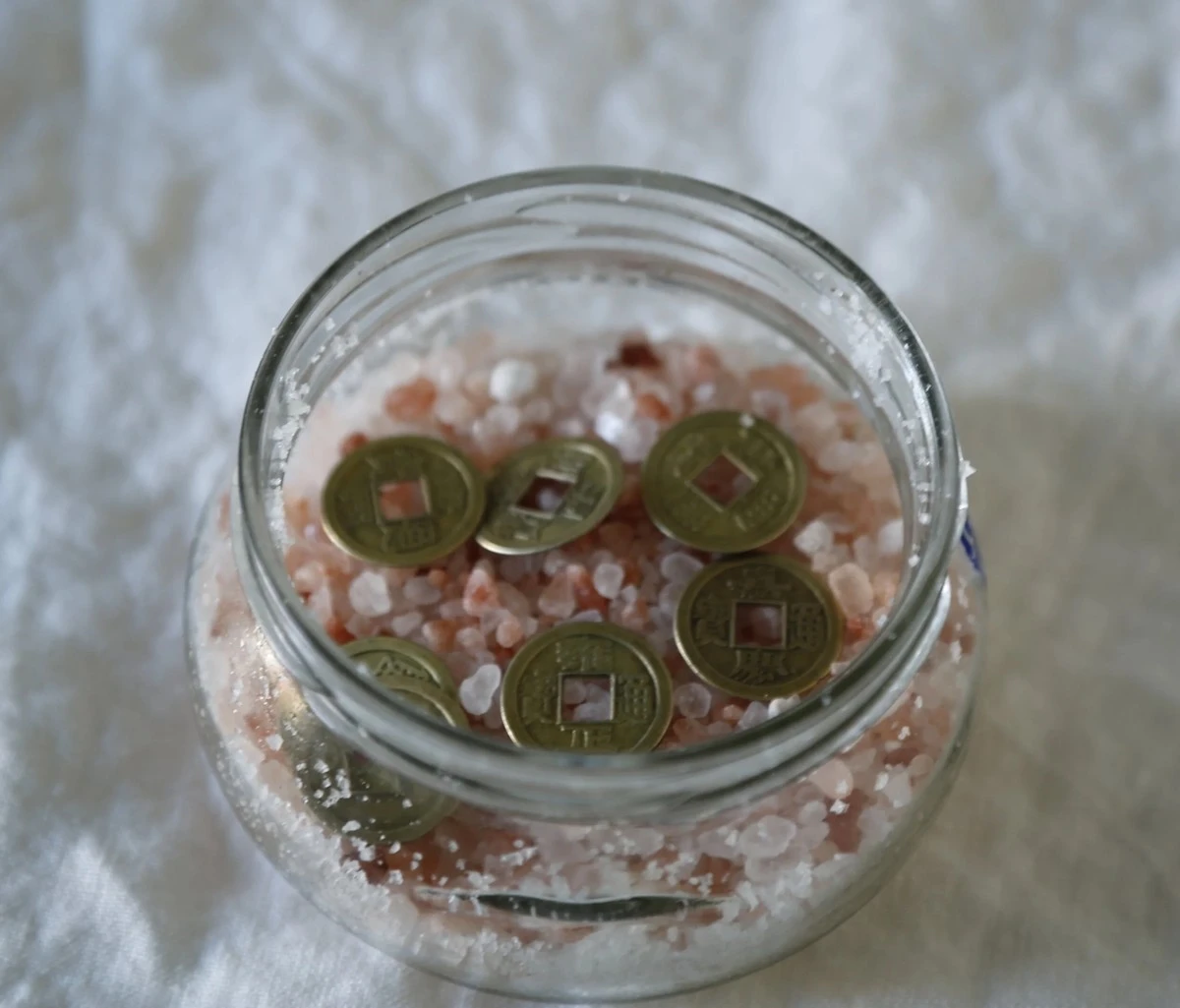 Dlaczego warto stawiać grubą sól z wodą przed drzwiami domu według Feng Shui - image 1