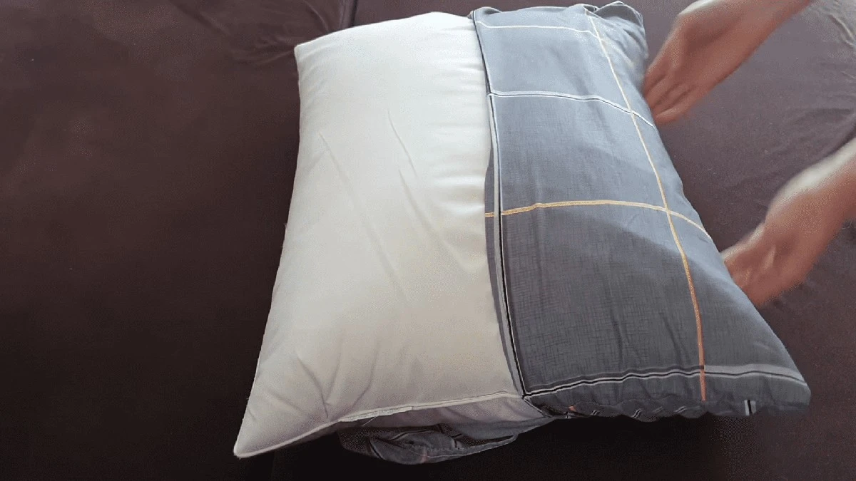 Dwa ruchy, by duża poszewka 50x70 idealnie pasowała na mniejszą poduszkę