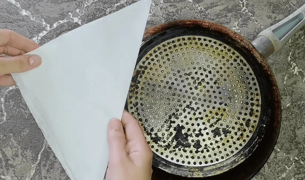 Jak uratować starą patelnię? Domowy sposób, który pokochasz