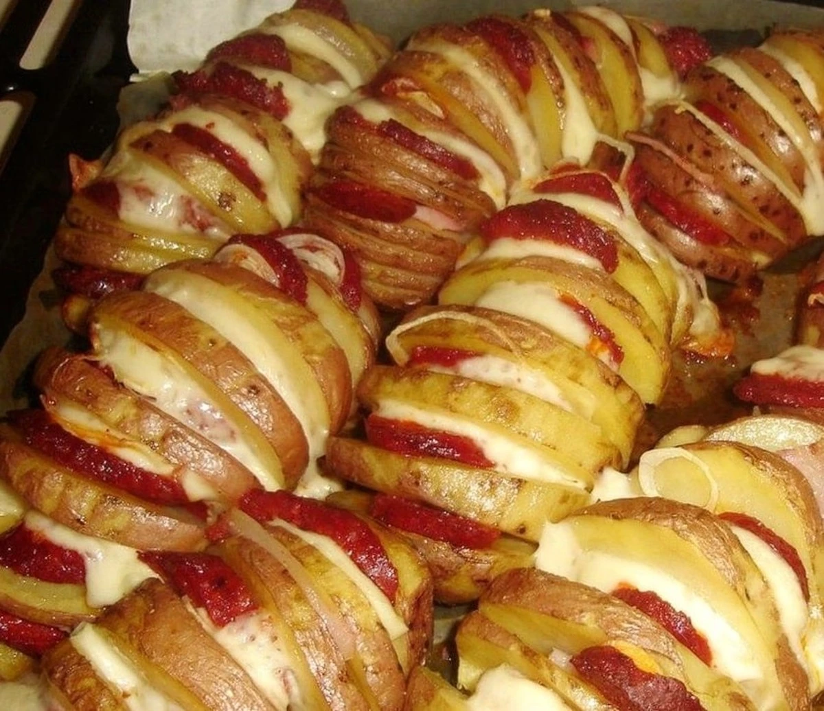 Ziemniaki faszerowane czosnkowym sosem: sycący obiad, po którym nic nie zostanie