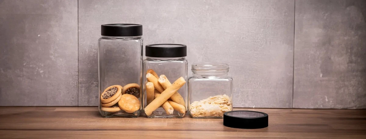 Nie wyrzucam słoików, choć nie zamykam w nich ani ogórków, ani pomidorów: 4 sposoby na przywrócenie estetycznego porządku w kuchni - image 1