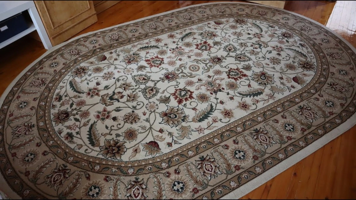 Domowy sposób na odświeżenie dywanu: 3 łyżki tego produktu podniosą włos i nadadzą zapach