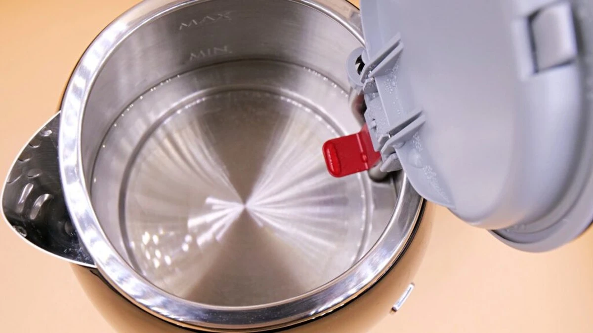 dwieyzkitegoska-extra-1.webp Dwie łyżki tego składnika, a czajnik lśni jak nowy. Koniec z octem i szorowaniem! - image 1