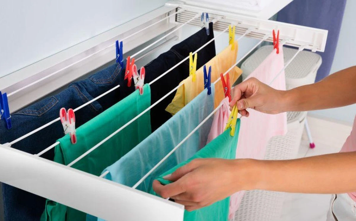 Dlaczego suszenie ubrań na grzejniku niszczy Twoje rzeczy? Jeden błąd może je zrujnować. - image 1