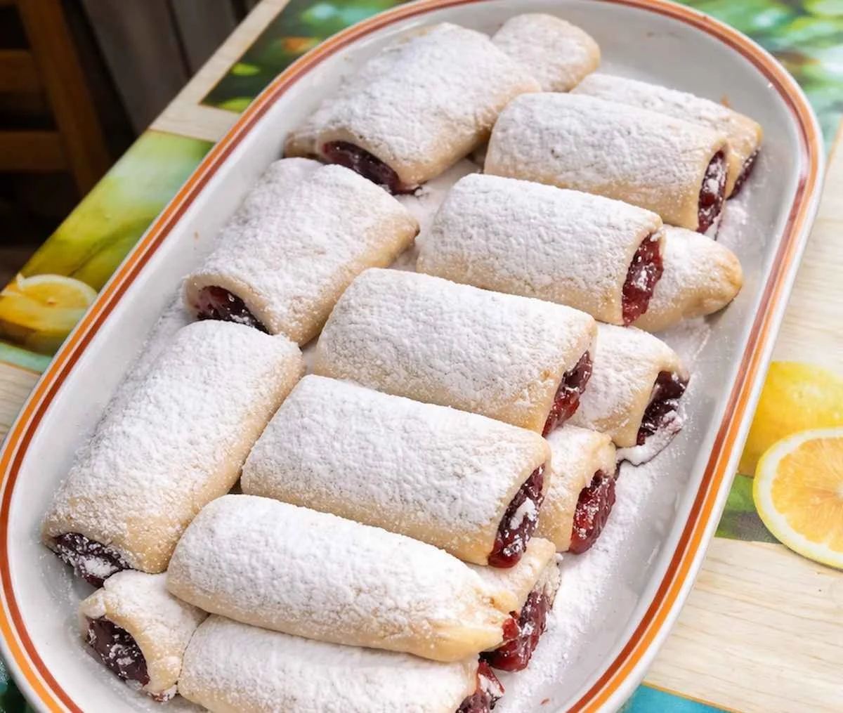 Sekret babcinego zeszytu: Kruche ciasto ze śliwkowym dżemem, które znika w mgnieniu oka