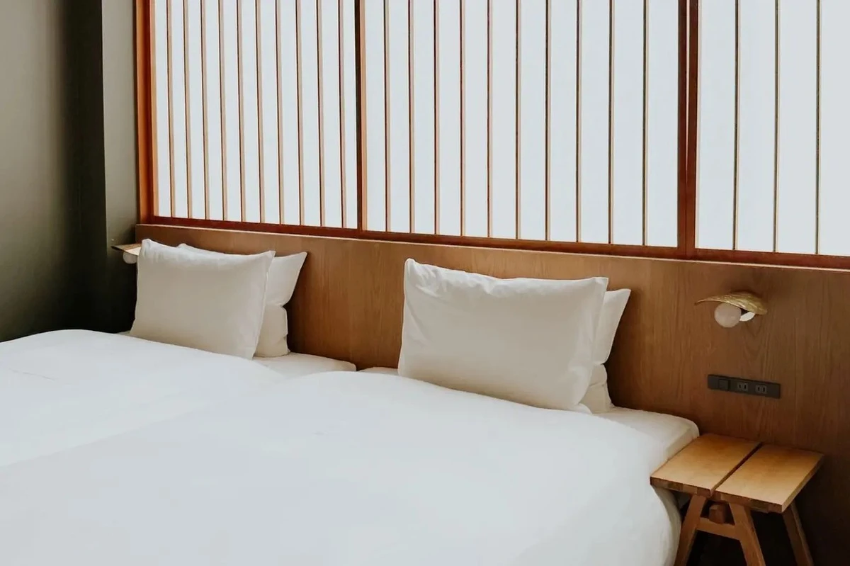 Pożegnaj się z tradycyjnymi łóżkami: nowy trend w sypialni, który pokochasz