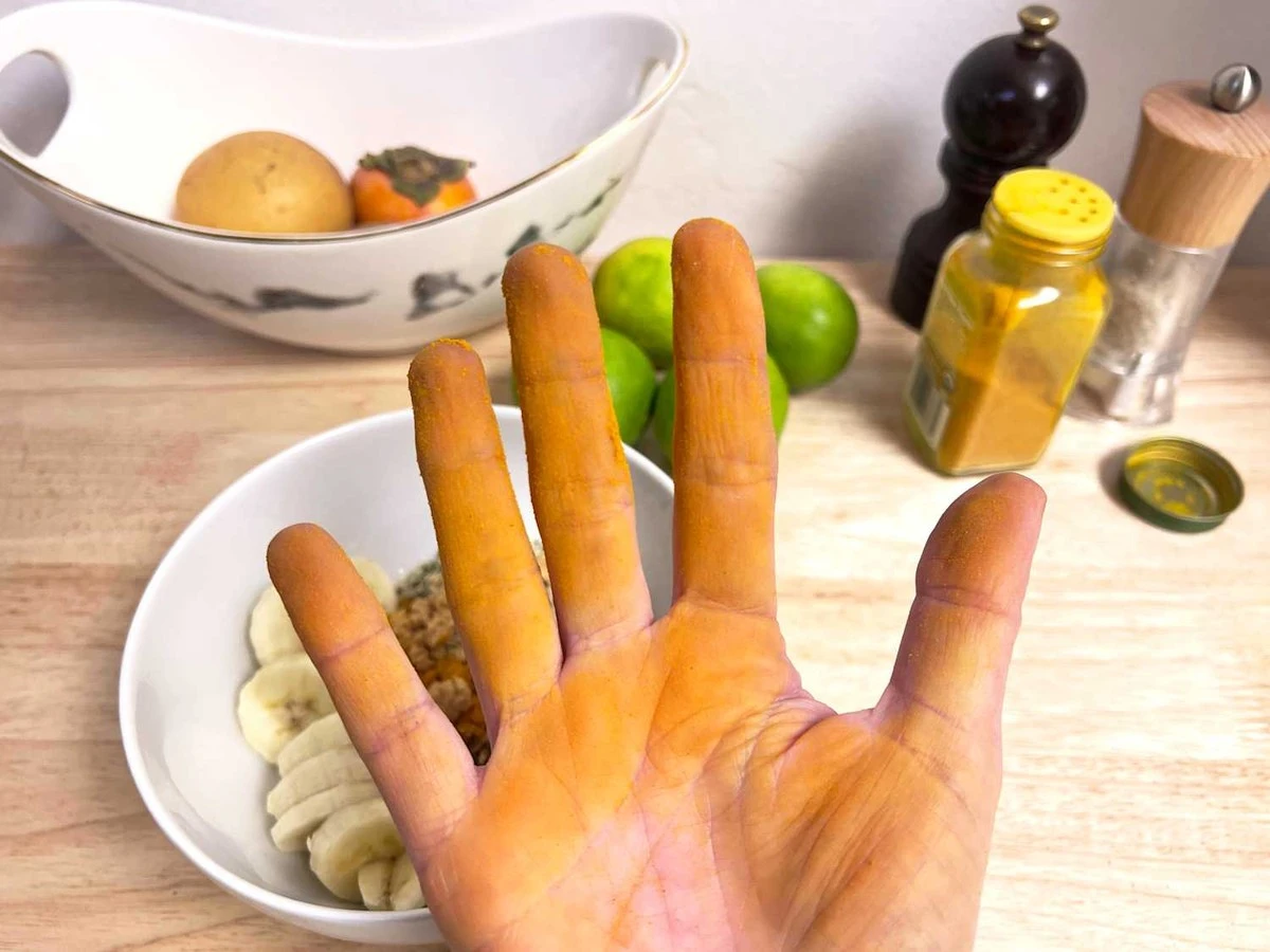 Zasada złotej łyżeczki: jak pozbyć się smug po kurkumie i burakach w 3 minuty - image 1