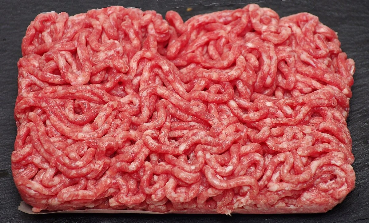 Sprzedawcy mięsa mielonego wpadają w panikę, gdy wyciągam ten jeden przedmiot: widzę, ile w mięsie jest wody i barwnika, przykładając tylko serwetkę - image 1