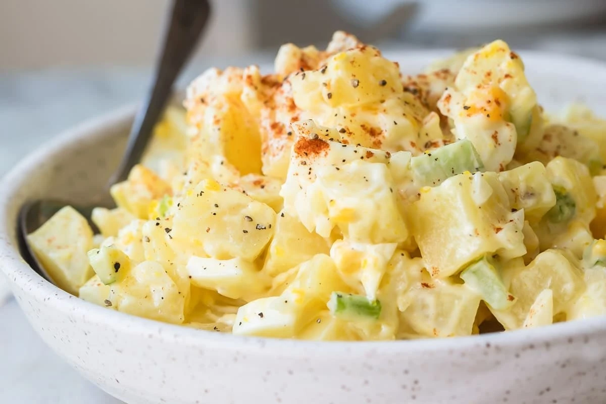 Sekret Damiána Betulara: Jedna zmiana sprawia, że sałatka ziemniaczana z jajkiem smakuje obłędnie - image 1