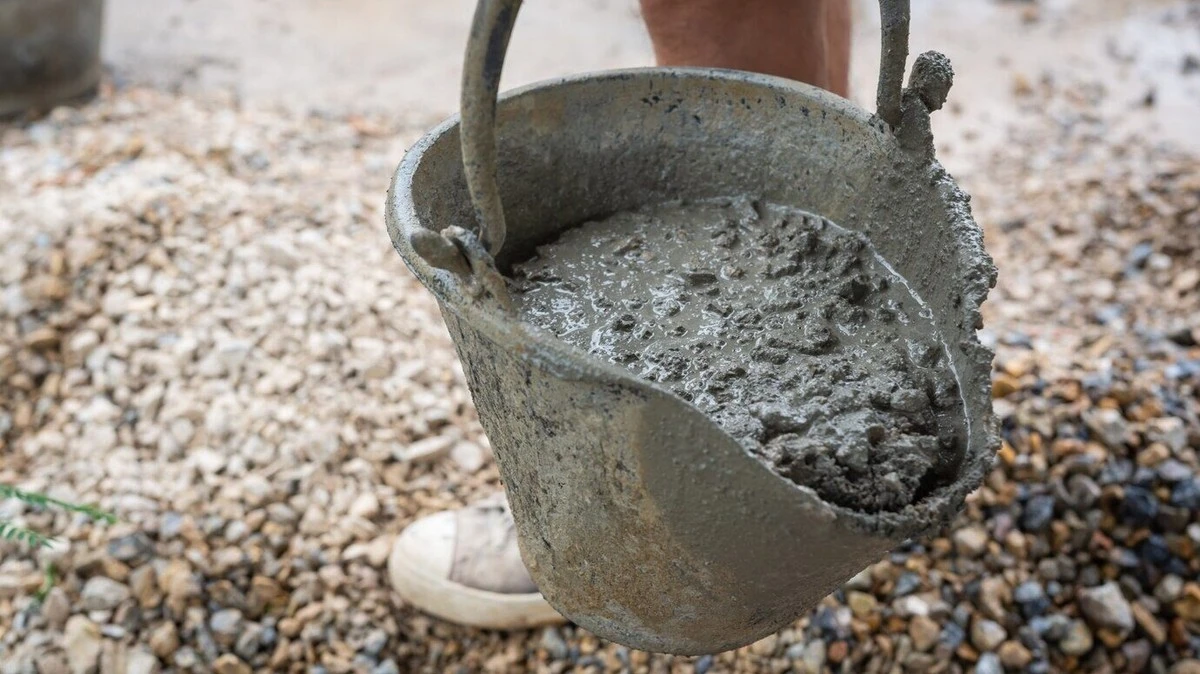 Błąd budowlańca: Cement do wody czy woda do cementu? Jak uniknąć pęknięć betonu