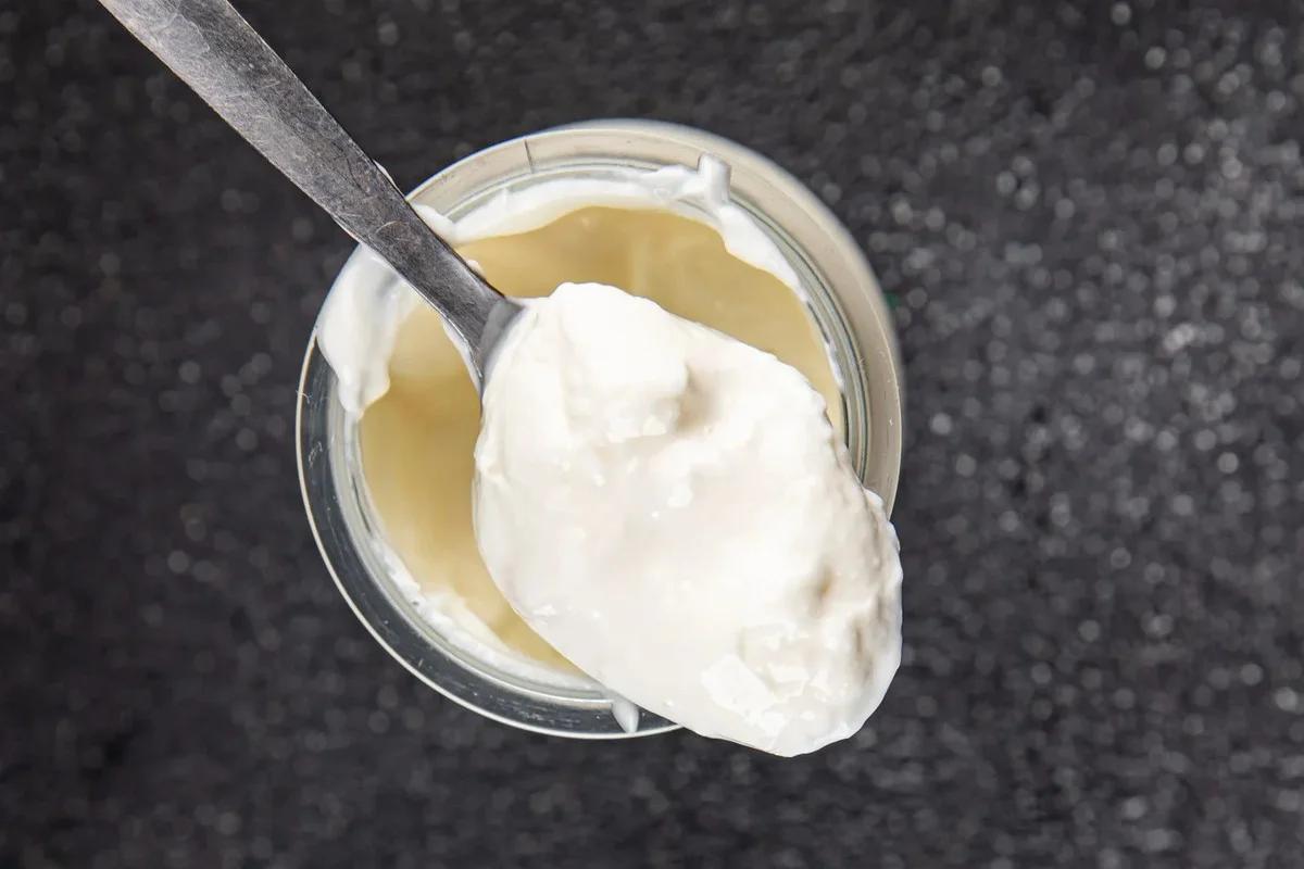Jedna łyżka jogurtu dziennie. Sekrety, których nie zdradzi Ci twoje jelito
