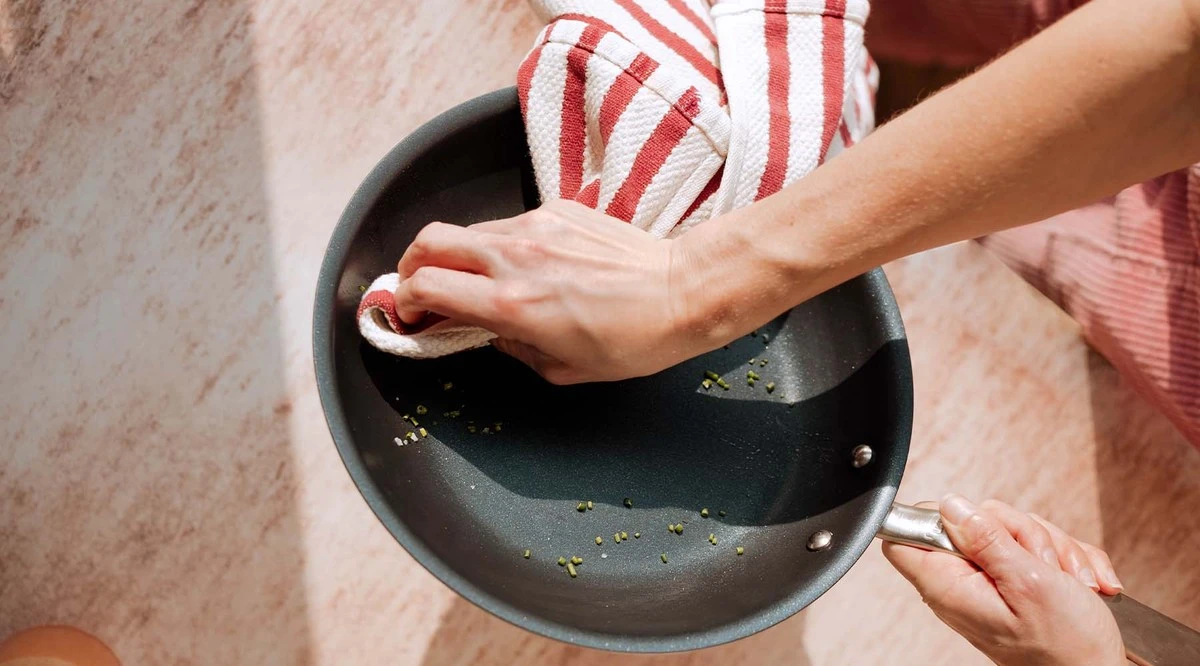 Prosty trik z tabletką do zmywarki przywróci patelni dawny blask – nawet stary nalot zniknie jak za dotknięciem czarodziejskiej różdżki - image 1