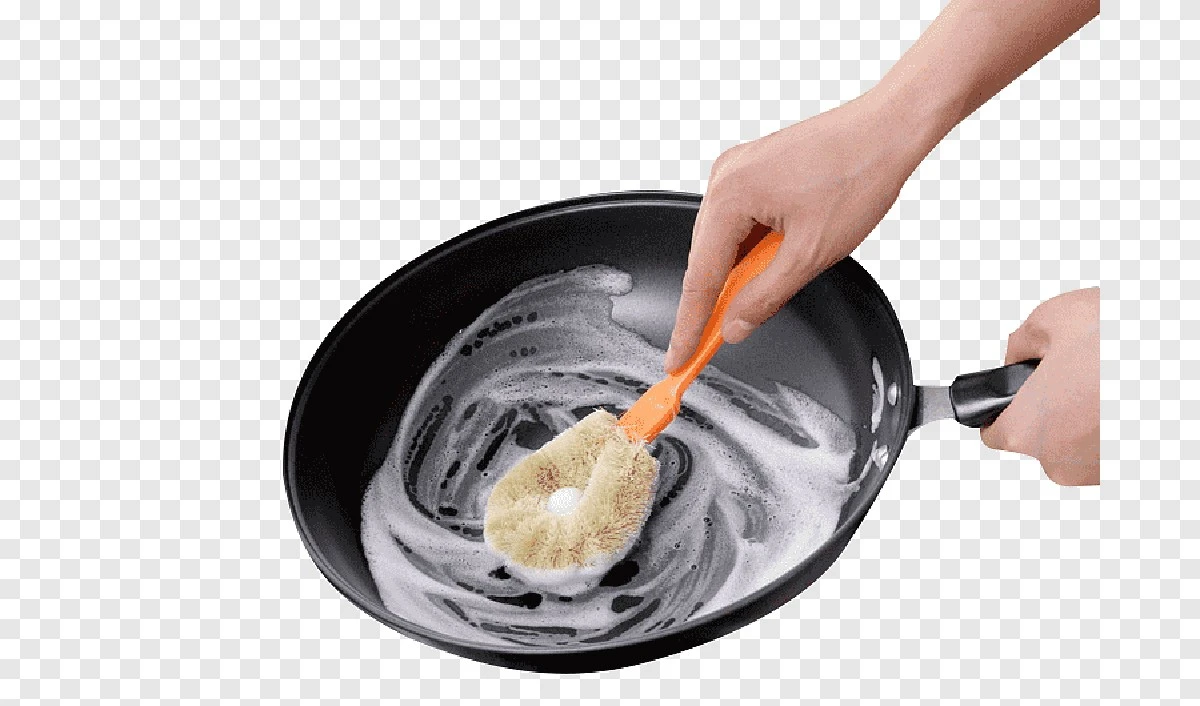 Koniec szorowania: dlaczego serwetka i kawa robią lepszą robotę niż gąbka? - image 1