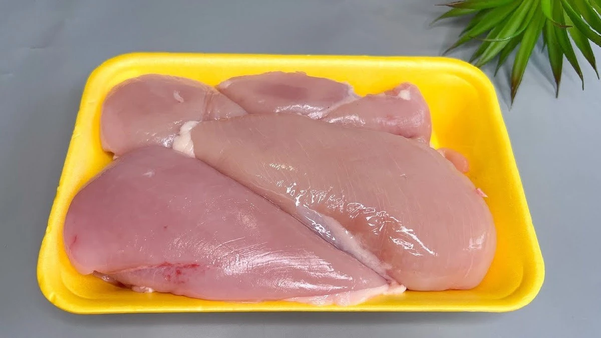 Sztuczki sprzedawców mięsa. Jak w 3 sekundy sprawdzić świeżość kurczaka?