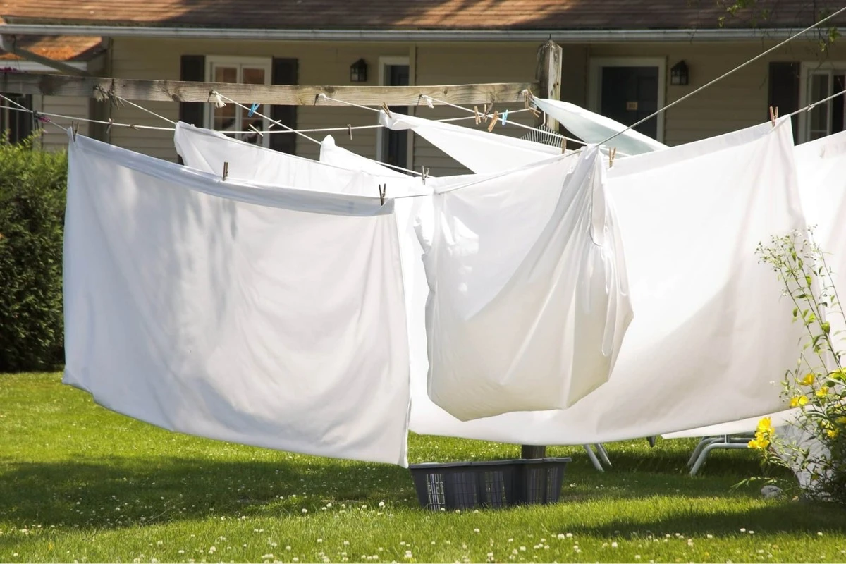 Czy Twoje prześcieradła po wyjęciu z pralki są sztywne? Eksperci zdradzają, jak suszyć je na powietrzu, by były miękkie. - image 1