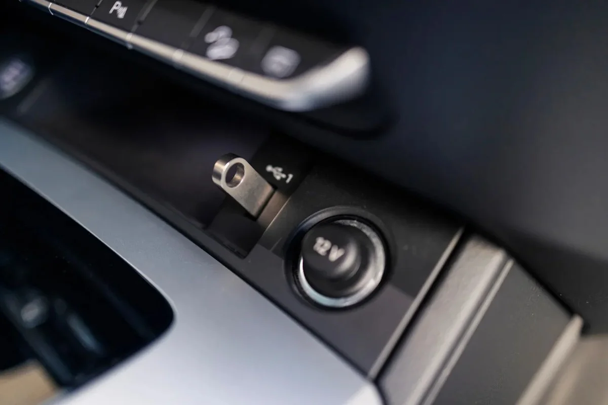Uważaj, co podłączasz: Ten niepozorny gadżet z USB może zniszczyć elektronikę Twojego auta za tysiące euro