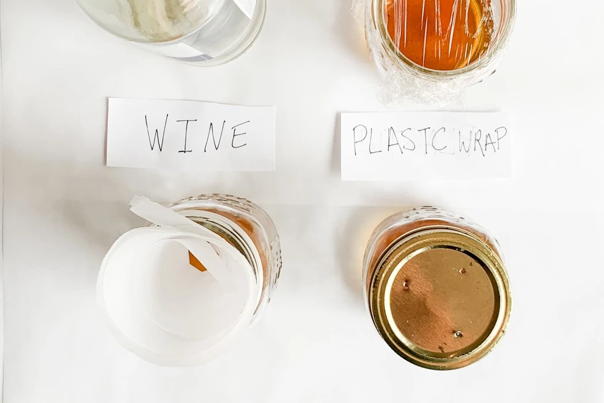 zamiastczekacaz-extra-1.webp Zamiast czekać, aż kuchnia zamieni się w siedlisko owocówek, robię tę pułapkę z gazety i butelki - image 1