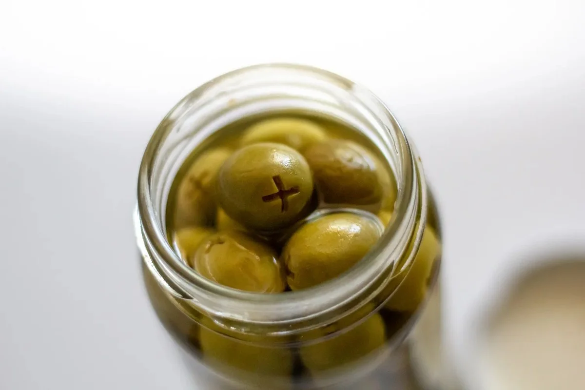 Nie wylewaj tego do zlewu: zalewa po oliwkach zamienia kurczaka w niebiańsko soczyste mięso – Jak to robić raz na zawsze