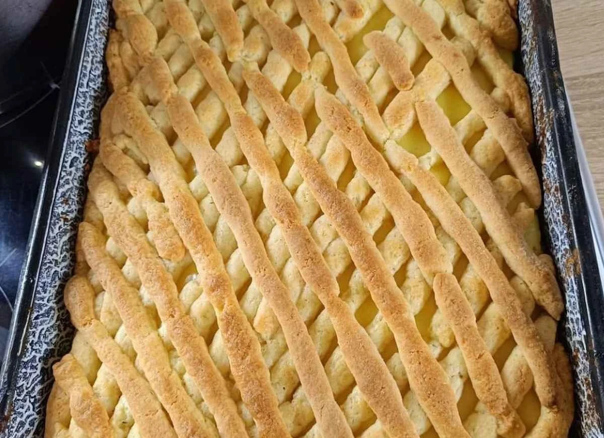 Sztuczka babci: sekretny składnik idealnego jabłecznika z kratką, który pokocha cała rodzina