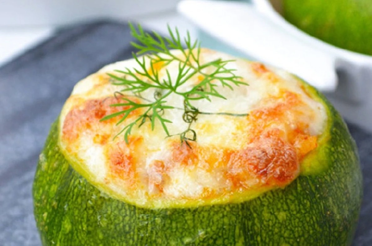 Zapiekane cukinie z ricottą, cytryną i orzechami: Świeży hit sezonu, który odmieni Twój obiad