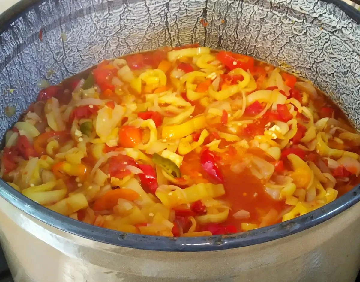 4 błędy Polaków, przez które leczo wychodzi wodniste i mdłe – a sekret tkwi w drobiazgach