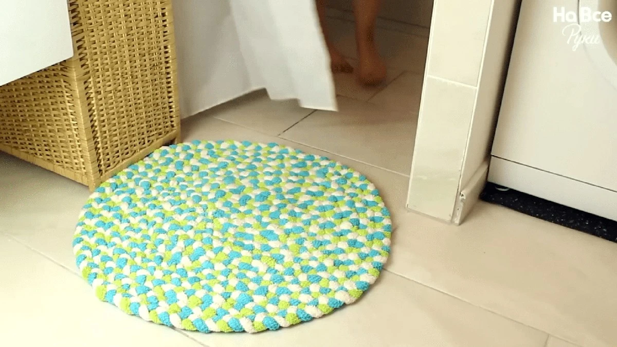 Z trzech starych ręczników stworzysz piękny dywanik do łazienki. Trik rodem z CASPARI