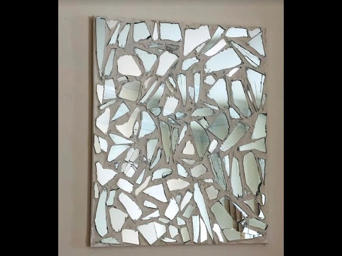 potukaslustroza-extra-1.webp Potłukłaś lustro? Zamiast siedmiu lat nieszczęścia, zrób z niego mozaikę w 20 minut! - image 1