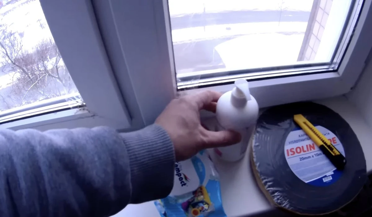 W mieszkaniu nagle zrobiło się cieplej o 3 stopnie: wystarczyło przykleić to do szyb – wydałam 100 zł i poświęciłam 20 minut