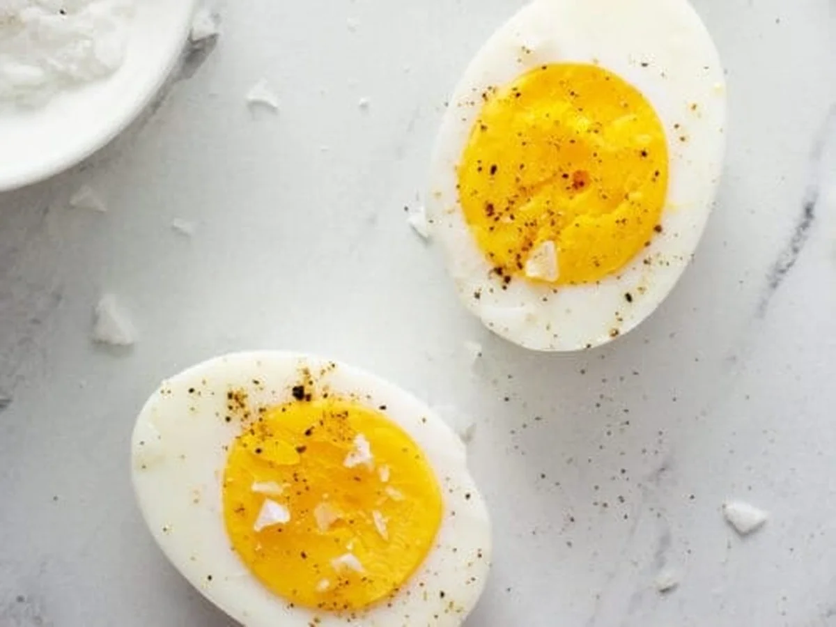 Czemu zalewanie gorących jajek zimną wodą to błąd kulinarny - image 1