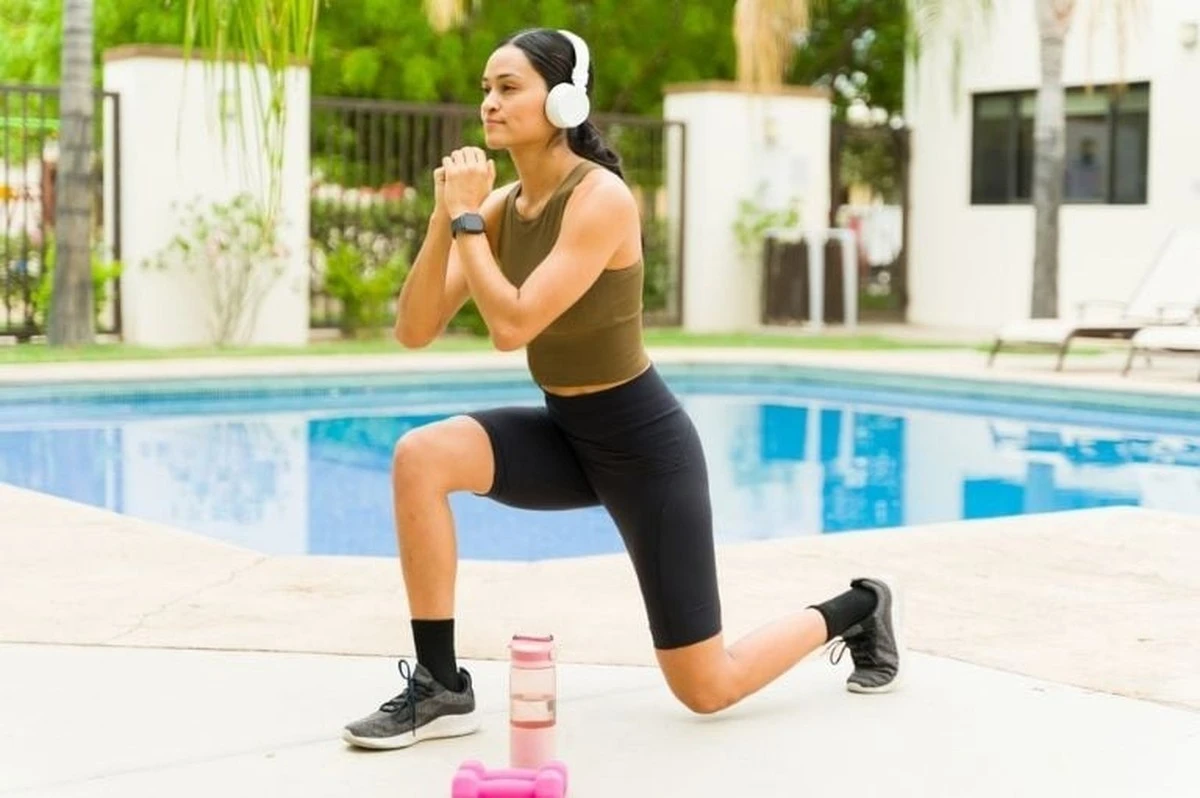 Nie potrzebujesz siłowni: 3 proste ćwiczenia na mocne nogi, które zrobisz w domu