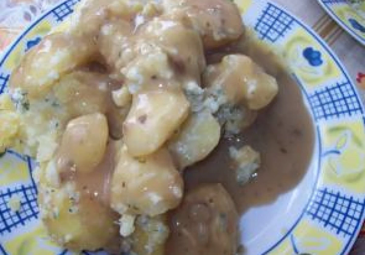 Nigdy więcej pustki w lodówce: przepis na śmietanowy gulasz ziemniaczany z kotletami mielonymi ratuje każdy obiad - image 1